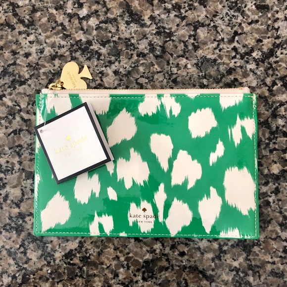 kate spade Handbags - 🌸 NWT Kate Spade Vinyl Clutch/ Pouch 🌸